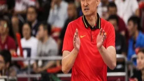 情谊无价：埃梅里与孔帕尼会面，慷慨赠礼彰显兄弟情
